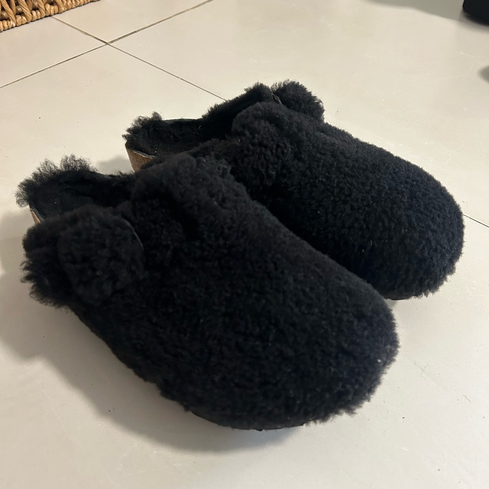 Black Birkenstock Teddy Papillio y Birkenstock Boston Platform Clog
Size 8-8 1/2